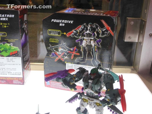 Sdcc 2012 Toys R Us Transformers Generations Asia Exclusive Powerdive  (60 of 141)